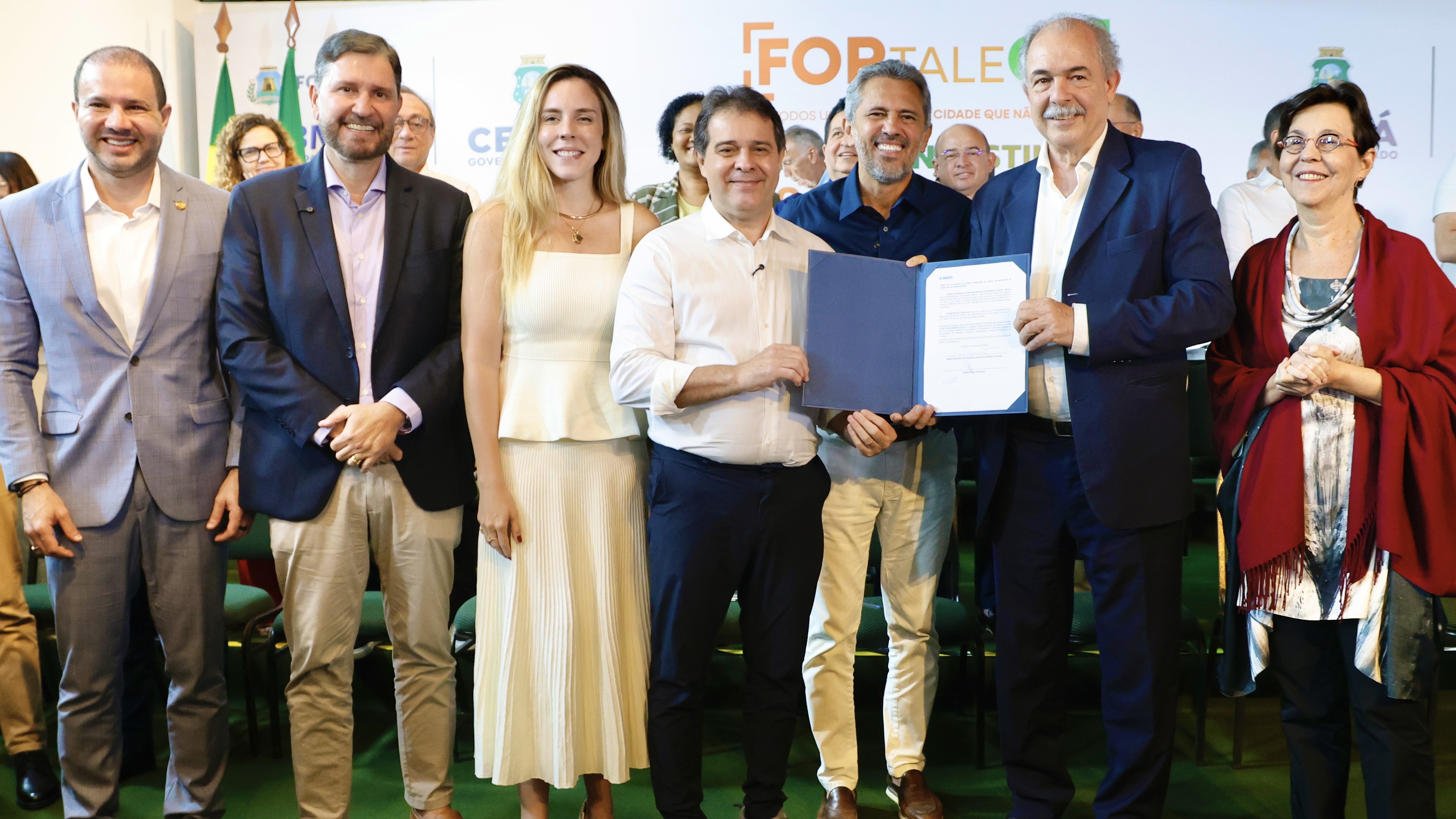 grupo de pessoas posa para a foto no auditório do palácio da abolição